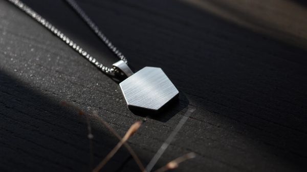 Top pendentifs en argent masculins : une touche stylée