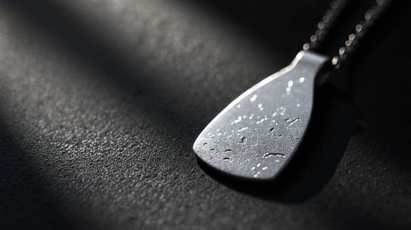Top pendentifs en argent masculins : une touche stylée